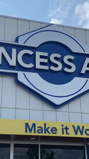Princess Auto Ltd Ist Eine Kanadische Einzelhandelskette Die Sich Auf — Stockvideo