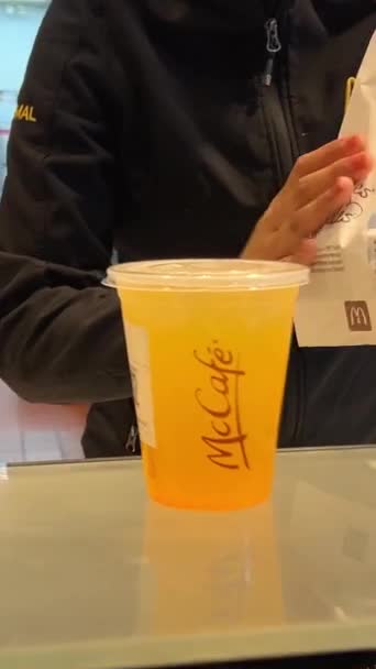 麦当劳美味佳肴我是美味佳肴咖啡女销售员 服务包 两杯美味佳肴和橙汁香草卡纳达 — 图库视频影像