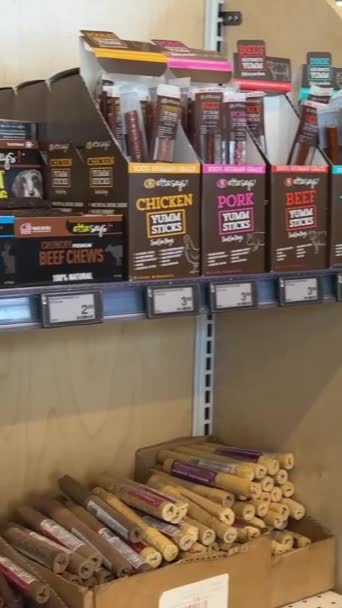 Homes Alive Huisdieren Dierenwinkel Speelgoed Goodies Snacks Vitrine Buiten Winkel — Stockvideo