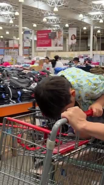 Costco Supermercado Por Mayor Con Comestibles Gente Compras Carritos Grandes — Vídeo de stock