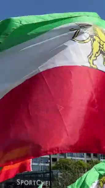 Levantamiento Banderas Del Pueblo Iraní Manifestación Defensa Los Derechos Humanos — Vídeo de stock