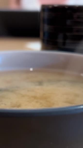 Soupe Miso Tofu Aux Algues Dans Bol Brun Japonais — Video