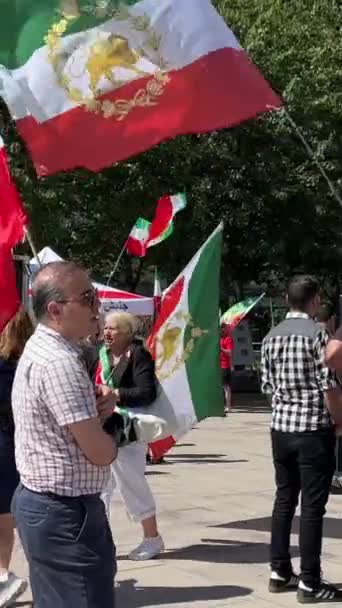 Εξέγερση Των Ιρανικών Σημαιών Διαδήλωση Για Την Υπεράσπιση Των Ανθρωπίνων — Αρχείο Βίντεο