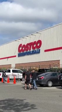 Costco toptan satış süpermarketi. İnsanlar büyük arabalarla alışveriş yapar. Kanada Vancouver 07.07.2023