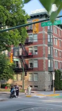 Vancouver şehir merkezinin gökdelenleri, Vancouver gözcüleri ve günlük trafiği olan dağları günlük Vancouver 2023