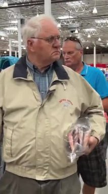 Market alışverişine çıkan insanlar büyük arabalarla alışveriş yapıyorlar BC, Kanada, Vancouver, 06.30.2023