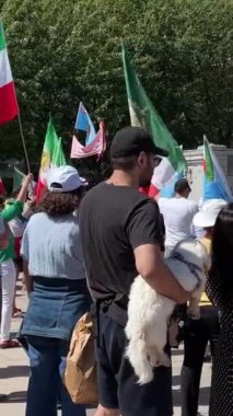 İran halkının ayaklanması, ülkelerindeki teröre karşı insan haklarını savunmak ve Kanada Vancouver 03.06.2023 'ü haykırmak için gösteriler düzenledi.