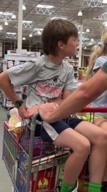 Market alışverişine çıkan insanlar büyük arabalarla alışveriş yapıyorlar BC, Kanada, Vancouver, 06.30.2023