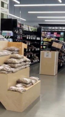 Evcil Evcil Hayvanlar Mağazası oyuncakları eşyalar dışarıda ve mağazanın içinde çeşitli eşyalar BC, Kanada, Vancouver, 06.30. 2023