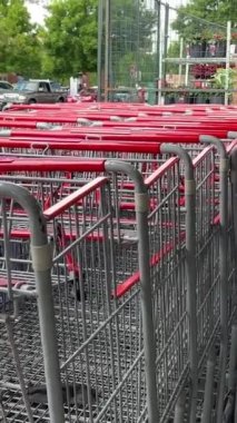 Costco toptan satış süpermarketi. İnsanlar büyük arabalarla alışveriş yapar. Kanada Vancouver 07.07.2023