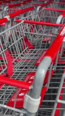 Costco toptan satış süpermarketi. İnsanlar büyük arabalarla alışverişe gidiyor. Kanada Vancouver 'da alışveriş yapıyorlar. 