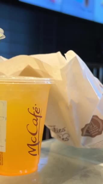 Nuevos Batidos Mcdonalds Maccoffee Smoothies Con Frutas Para Llevar Restaurante — Vídeo de stock