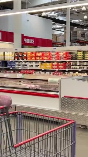 コストコ食料品と卸売スーパーマーケット人々は商品ショッピングBc カナダ バンクーバー 2023を拾う大きなカートを買い物に行きます — ストック動画