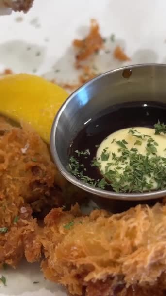 Krabba Smet Med Sås Skaldjur Restaurang Med Citron Servett Tallriken — Stockvideo