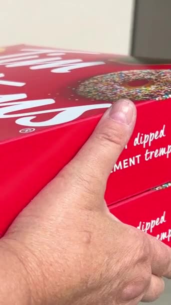 Kontrastlı Işıkta Tim Hortons Çöreklerinden Oluşan Geniş Açık Bir Kutu — Stok video