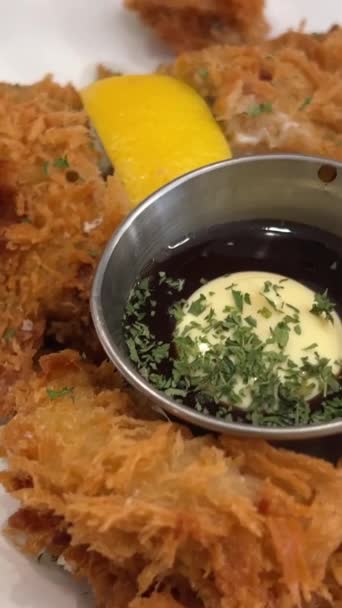 在盘子里放柠檬的餐馆里 螃蟹用面糊和酱汁海鲜一起吃 — 图库视频影像