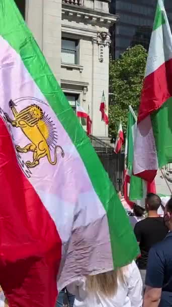 伊朗人民举行起义 高举伊朗人民的旗帜 举行示威游行 捍卫人权 反对本国的反恐战争 并高喊加拿大温哥华03 2023 — 图库视频影像