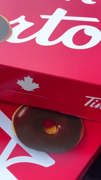 Büyük Kontrastlı Tim Hortons Çöreklerinden Oluşan Farklı Donutlar Arabadaki Hediye — Stok video