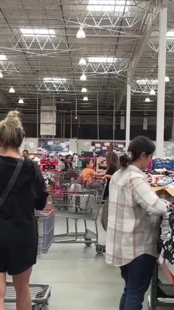Костюм Оптовий Супермаркет Продуктовими Магазинами Люди Йдуть Покупками Великих Візків — стокове відео