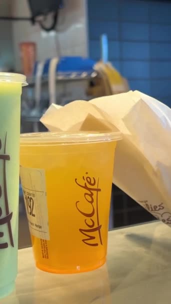 在麦当劳的新的滑雪粉与水果外卖在食品餐厅的香草罐头07 2023 — 图库视频影像