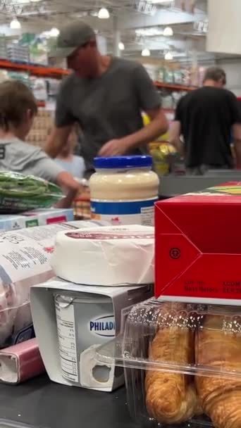 带食品批发商大购物车大购物车的大购物车 — 图库视频影像