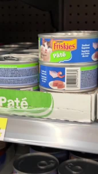 店の棚の上の猫の食べ物異なる味の色錫缶価格スローモーションWalmart カナダ バンクーバー 2023 — ストック動画