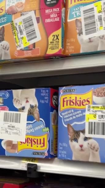 店の棚の上の猫の食べ物異なる味の色錫缶価格スローモーションWalmart カナダ バンクーバー 2023 — ストック動画