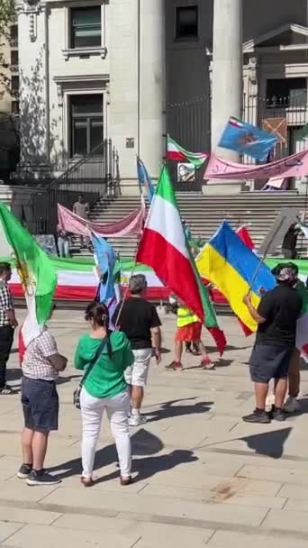 Levantamiento Banderas Del Pueblo Iraní Manifestación Defensa Los Derechos Humanos — Vídeos de Stock