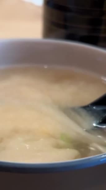 Soupe Miso Tofu Aux Algues Dans Bol Brun Japonais — Video