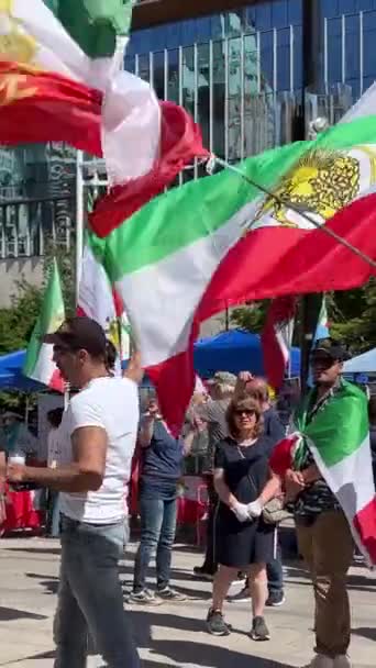 Levantamiento Banderas Del Pueblo Iraní Manifestación Defensa Los Derechos Humanos — Vídeos de Stock
