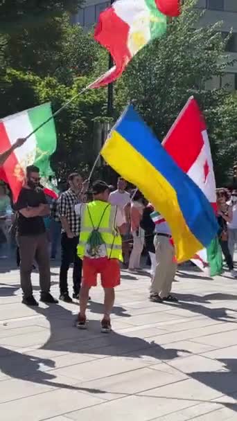 Демонстрация Флагов Ирана Защиту Прав Человека Против Терроризма Стране Крики — стоковое видео