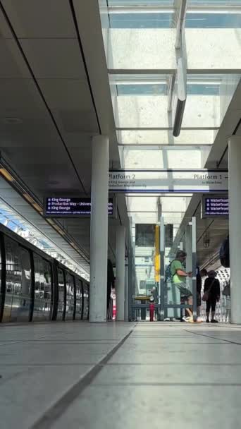 Sky Train Stop Science Word Vancouver Twee Nieuwe Treinen Van — Stockvideo