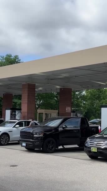 Ludzie Samochodach Czekających Długich Kolejkach Tankowania Paliwa Stacji Benzynowej Costco — Wideo stockowe