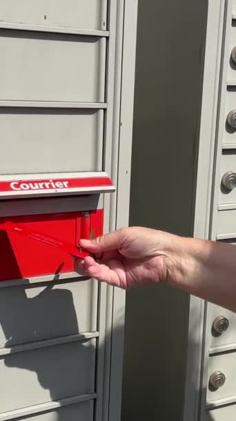 Γραμματοκιβώτιο Που Λαμβάνει Γράμματα Γυναίκα Έλαβε Πακέτο Στο Κόκκινο Κλειδί — Αρχείο Βίντεο