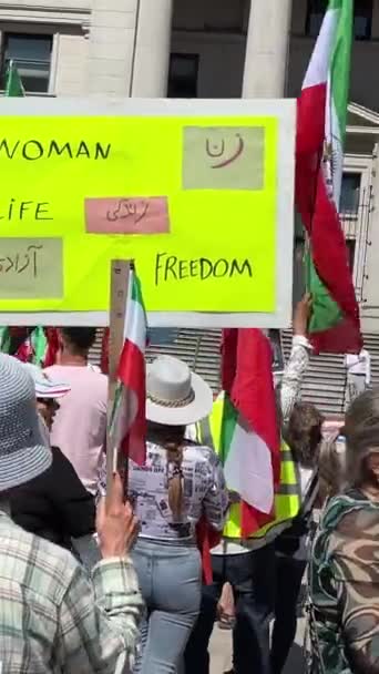 Levantamiento Banderas Del Pueblo Iraní Manifestación Defensa Los Derechos Humanos — Vídeo de stock