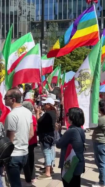 伊朗人民举行起义 高举伊朗人民的旗帜 举行示威游行 捍卫人权 反对本国的反恐战争 并高喊加拿大温哥华03 2023 — 图库视频影像