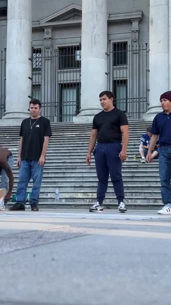 Breakdance Στο Δρόμο Του Βανκούβερ Νεαροί Έφηβοι Χορεύουν Συλλέγοντας Χρήματα — Αρχείο Βίντεο
