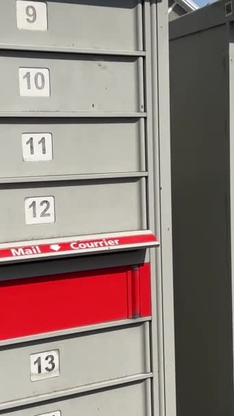 Γραμματοκιβώτιο Που Λαμβάνει Γράμματα Γυναίκα Έλαβε Πακέτο Κόκκινο Κλειδί Ταχυδρομείου — Αρχείο Βίντεο