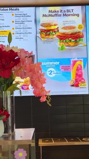 マクドナルドのメニューの花の場所おいしい注文する私はスムージーマックコーヒーバンクーバーカナダ07 2023 — ストック動画