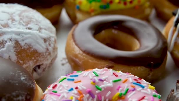 Montón Donuts Dispuestos Filas Las Donas Recién Hechas Aceitosas Son — Vídeo de stock
