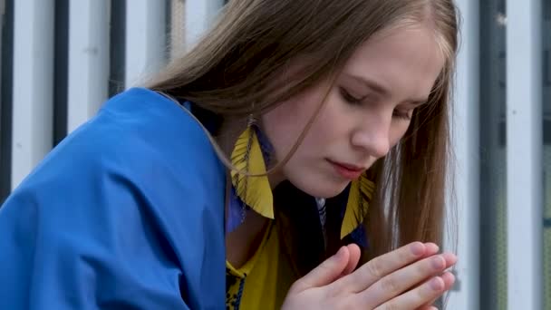 Ukrainische Junge Schöne Mädchen Steht Und Sitzt Und Betet Mit — Stockvideo