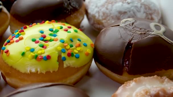 彩色蛋糕加奶油 视频旋转 高质量的4K镜头 各种甜甜圈 不同的填料和糖衣 Dolly视频 — 图库视频影像