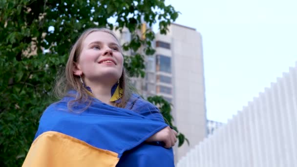 Belle Fille Mignonne Lève Les Yeux Sourit Victoire Ukraine Elle — Video