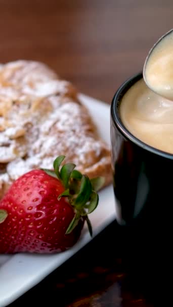 Comer Croissants Franceses Recién Horneados Para Desayuno Latte Cappuccino Remover — Vídeos de Stock