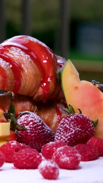 Croissant Drizzled Com Delicioso Xarope Framboesa Morango Frutas Amontoadas Prato — Vídeo de Stock