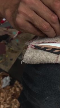 Hintli sakallı bir sokak adamı. Kanada 'nın yerlileri tüy oyuyor. Fakirler yoksulluk içinde.