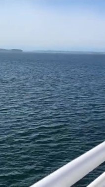 Vancouver 'dan başkent B.C. Viktorya' ya feribot yolculuğu. İnsanlar okyanus manzaralı güverteler. BC, Vancouver, Kanada, 07.07.2023 numaralı iskeleyi bekleyen insanlarla sosyalleşiyorlar.