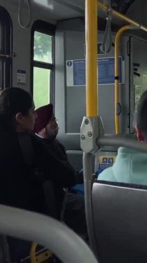 Vancouver şehrinde farklı milletlerden insanlar yaşıyor otobüste oturuyorlar ileriye bakıyorlar Surrey göçmenlerine gidiyorlar BC, Vancouver, Kanada, 07.07.2023