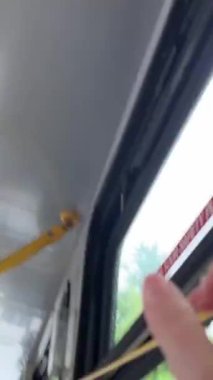 Kanada otobüslerini durdurmak için halat çekmelisiniz, teller ses çıkarmalı dur sinyali vermeli, kadınlar otobüsü durdurmalı, tabelaya basmalı, çıkmalı, yolculuğu bitirmeli, Vancouver Kanada, Surrey.