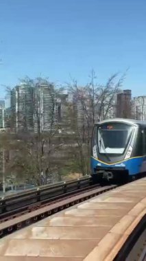 Bilim Dünyası Vancouver, British Columbia, Kanada Skytrain Modern şehirde geçerken